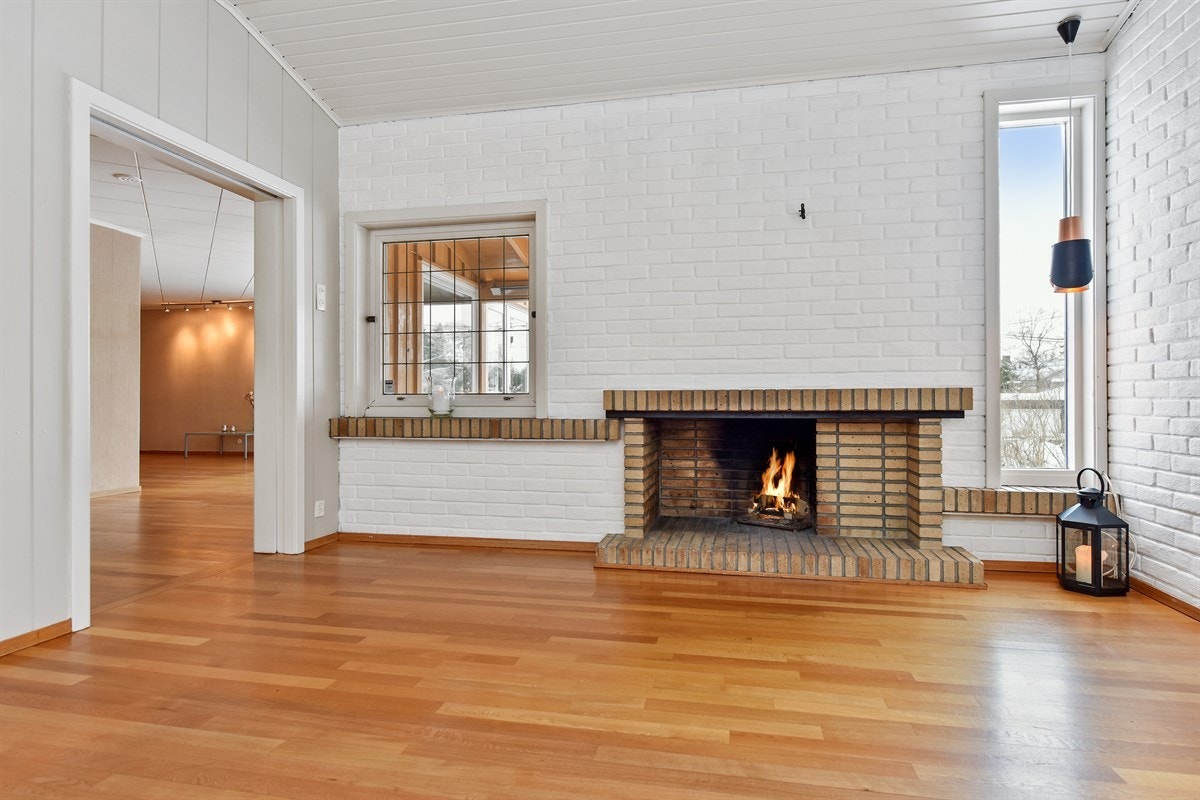 Peisen i peisestuen er et smykke i seg selv og varmer godt på kalde dager. Galleribilde