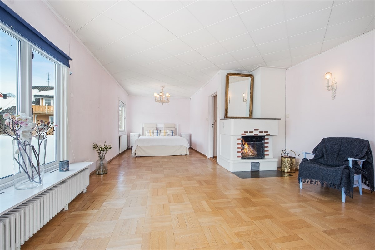 Hovedsoverommet hvor man kan kose seg foran peisen eller ta morgenkaffen sammen på balkongen. Galleribilde