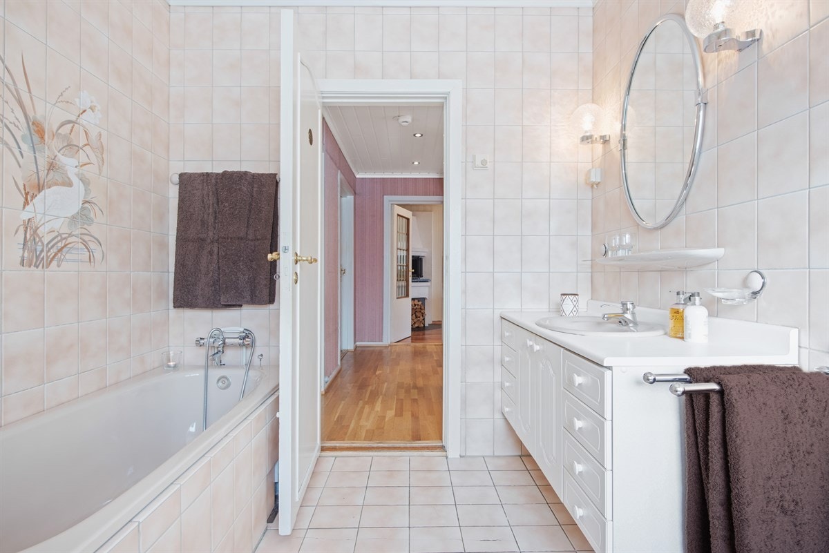 Bad nr.1 i første etasje med badekar og dusj. Galleribilde