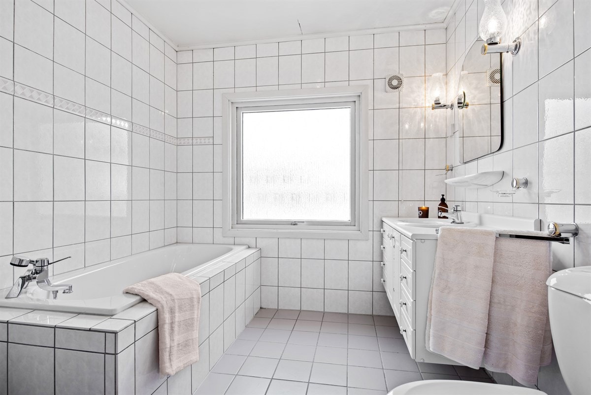 Bad nr. 2 i andre etasje med badekar og dusj. Galleribilde