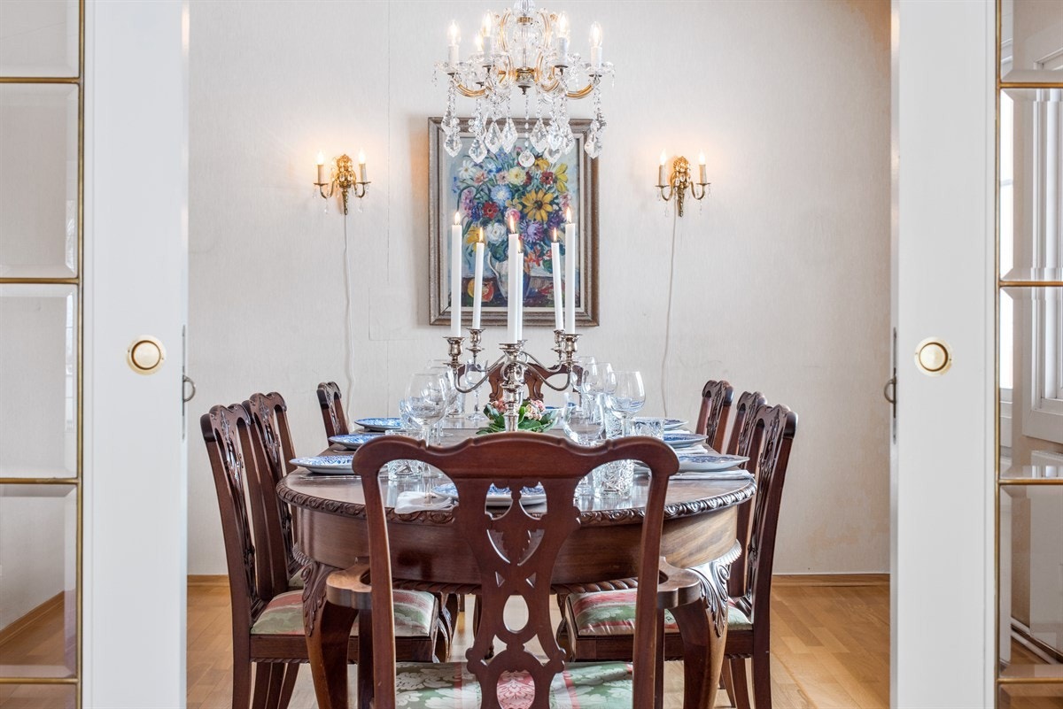 I spisestuen kan det lett dekkes til 12. Åpnes skyvedørene kan bordet forlenges ut i stuen. Galleribilde