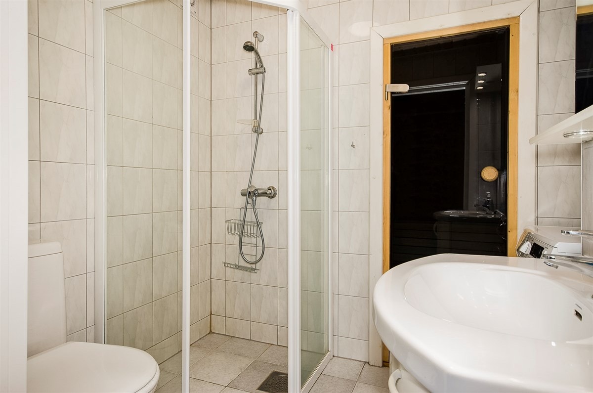 Bad i første etasje med vaskemaskin og inngang til badstue Galleribilde