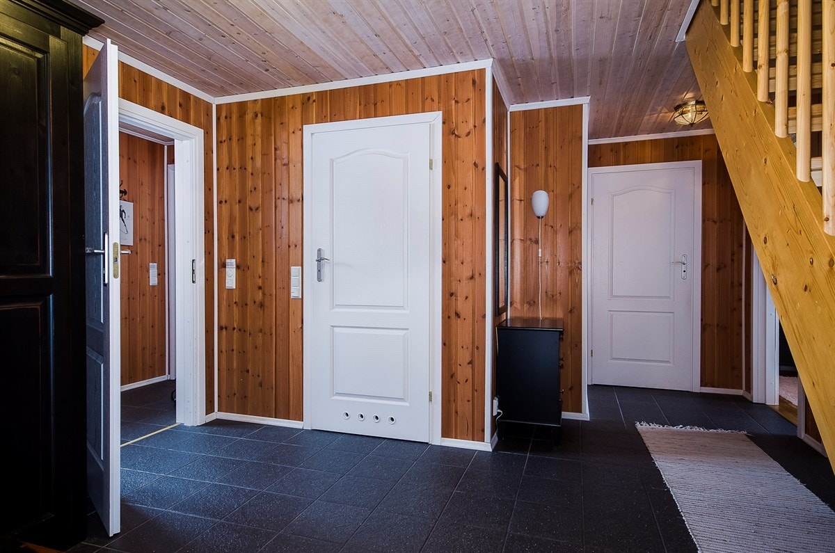 Romslig hall med garderobe og god plass til å henge fra seg yttertøy Galleribilde