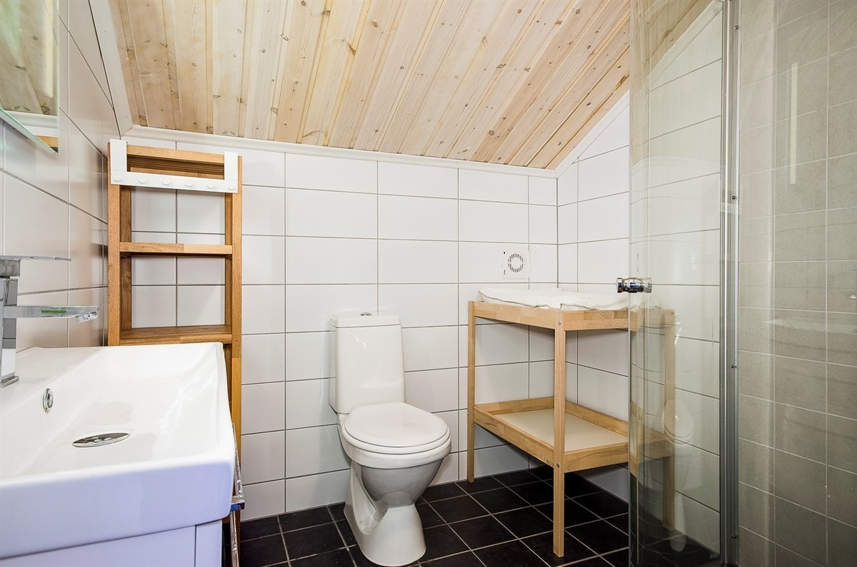 Nytt, lekkert og flislgt bad med dusj, toalett og stellebord i 2. etasje Galleribilde