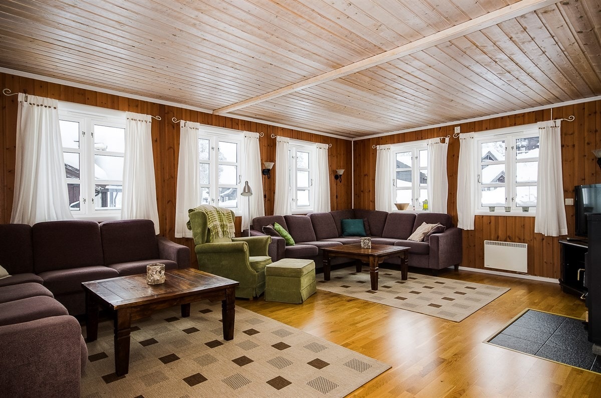 Stor, deilig stue med mye vindusflater og god plass til sofagrupper Galleribilde