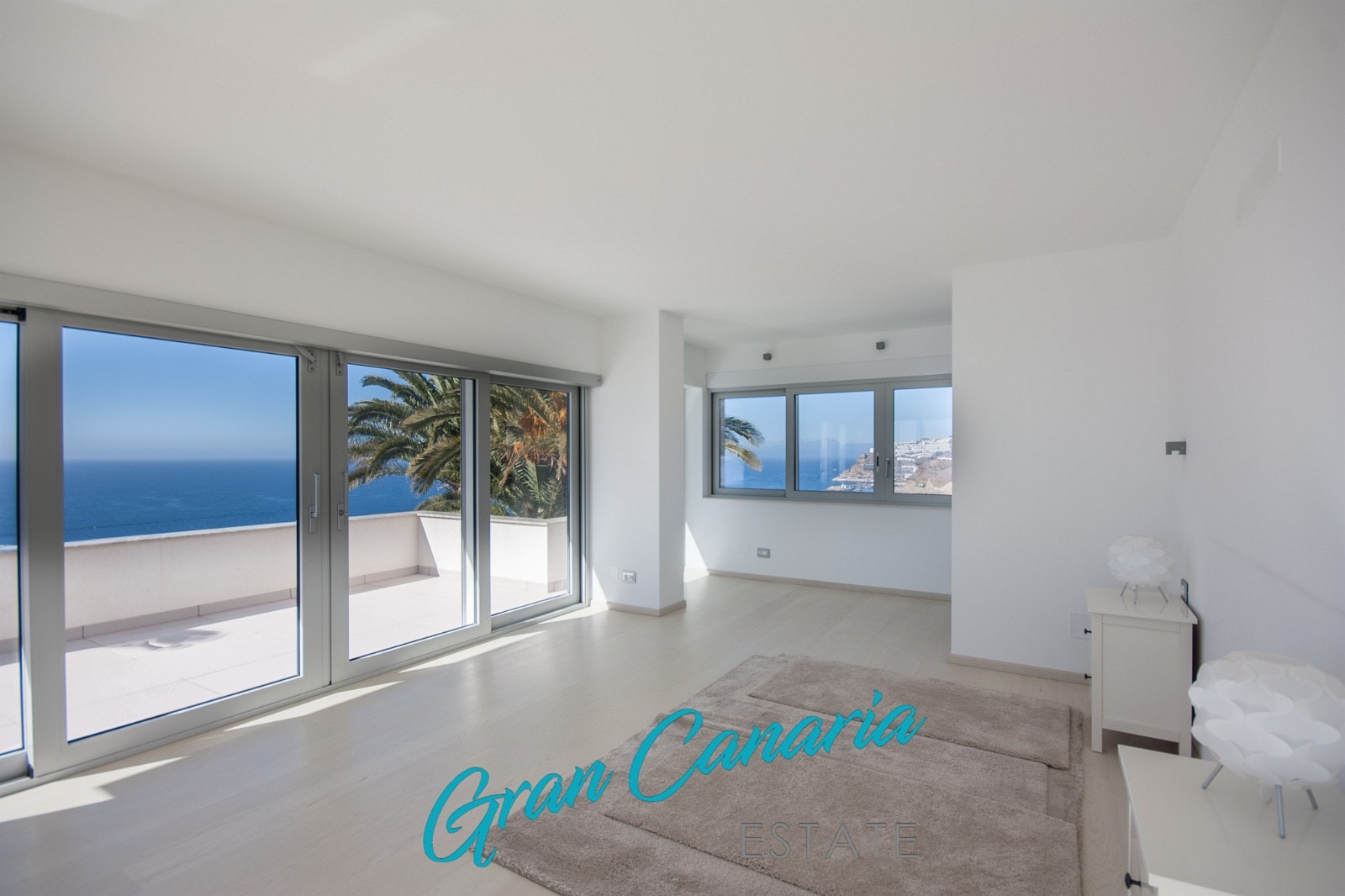 180 graders havutsikt fra soverom. 3 vegger består av vindusflater. Galleribilde