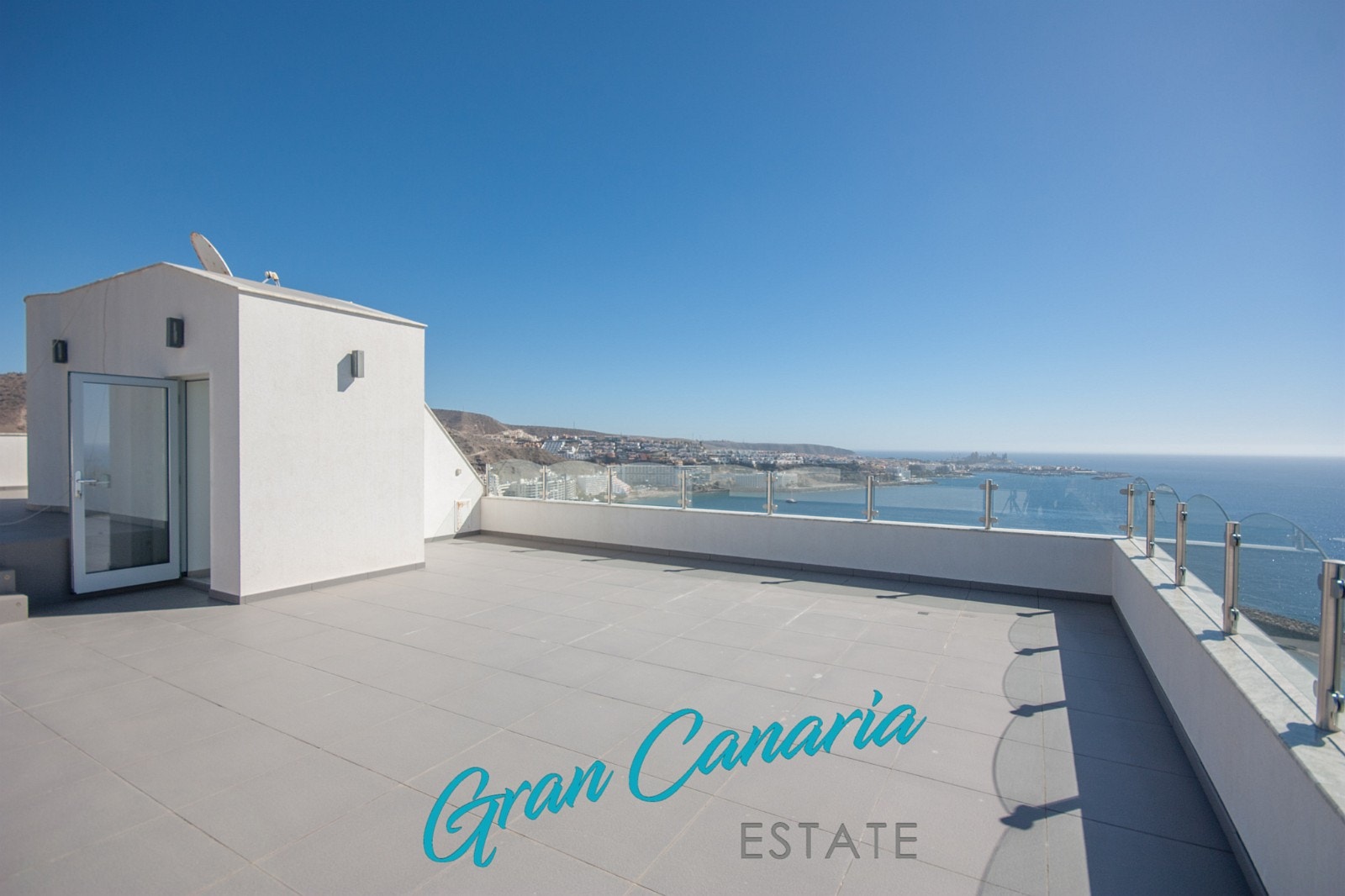 Stor og smakfull, skiferflisbelagt takterrasse. Galleribilde