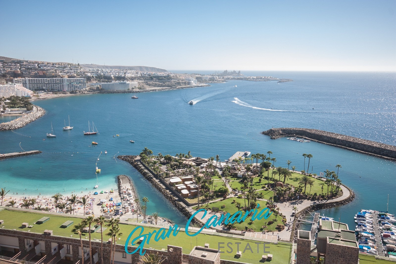 Like nedenfor ligger Anfi del Mar med hjerteøya og pen strand med karibisk importert hvit sand. Galleribilde
