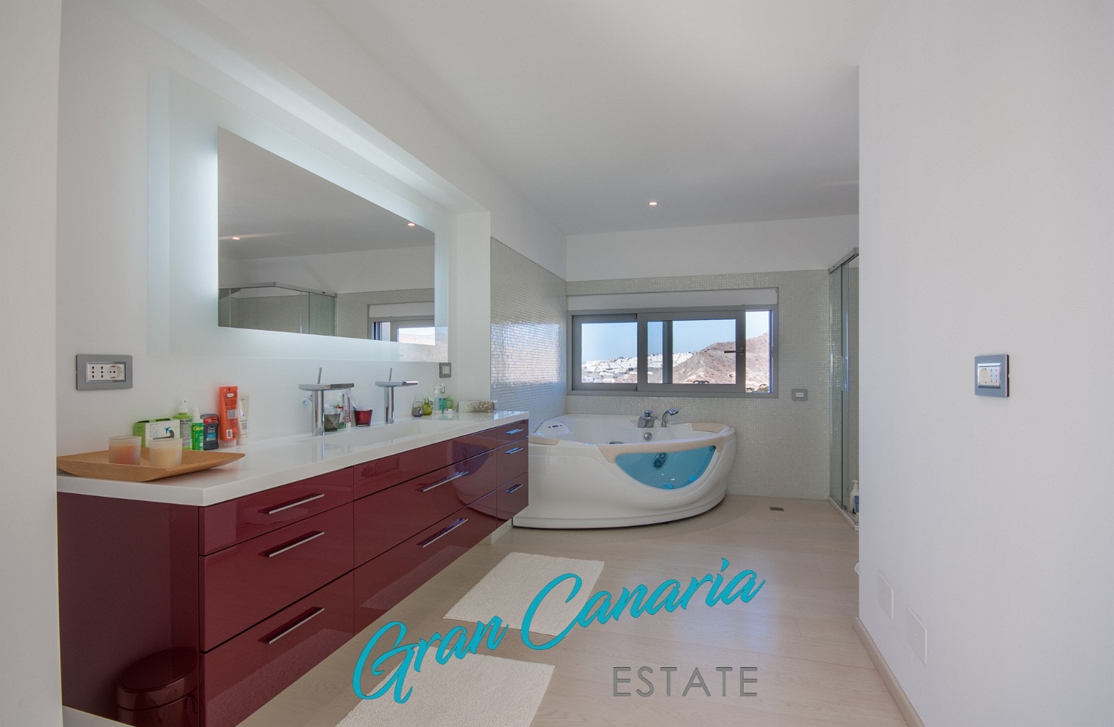 Smakfulle bad tilknyttet hvert sitt soverom Galleribilde