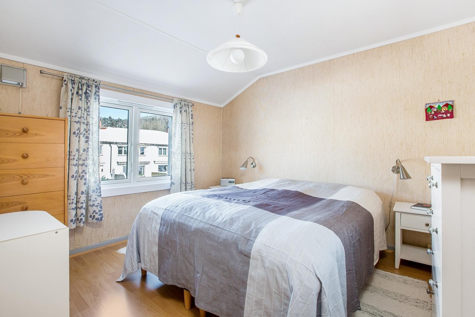 Hovedsoverom med garderobe/kott. Galleribilde