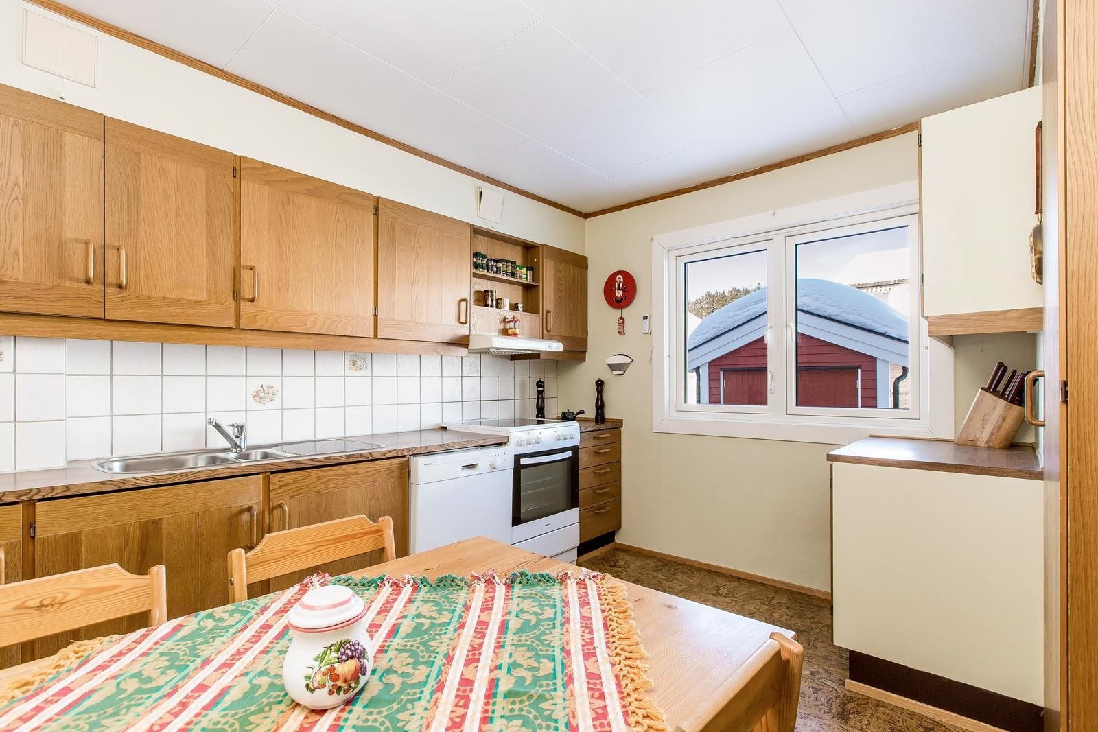 Innholdsrikt kjøkken med spiseplass Galleribilde