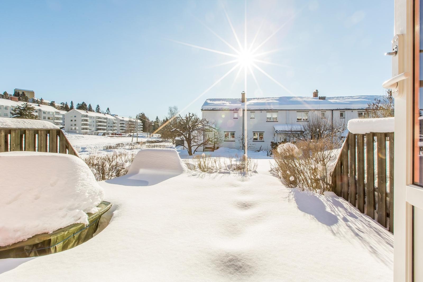 Solrik terrasse/hage. Borettslaget grenser mot store grøntarealer. Galleribilde