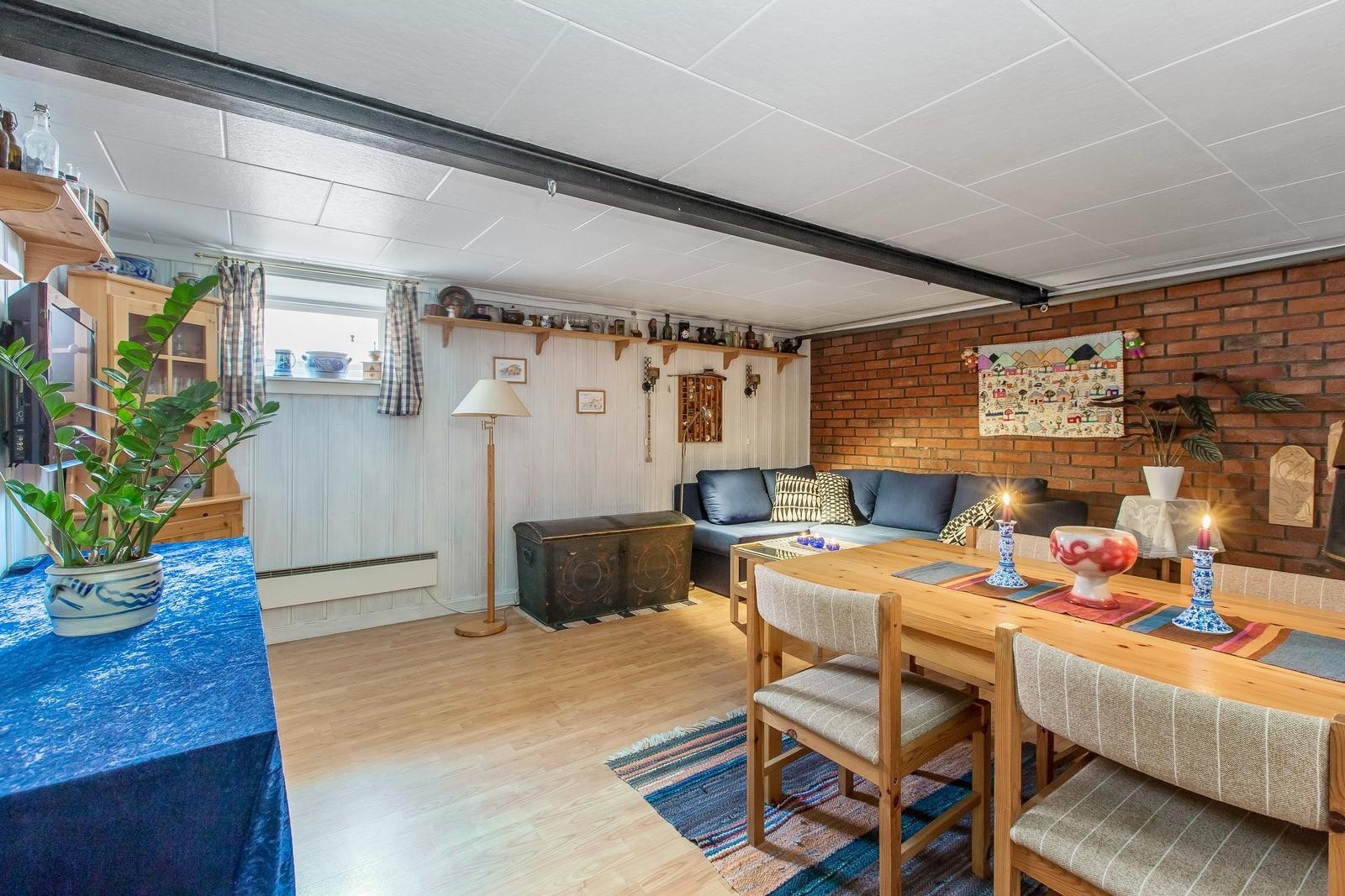 Sjarmerende peisstue med plass til både sofagruppe og spisebord. Galleribilde