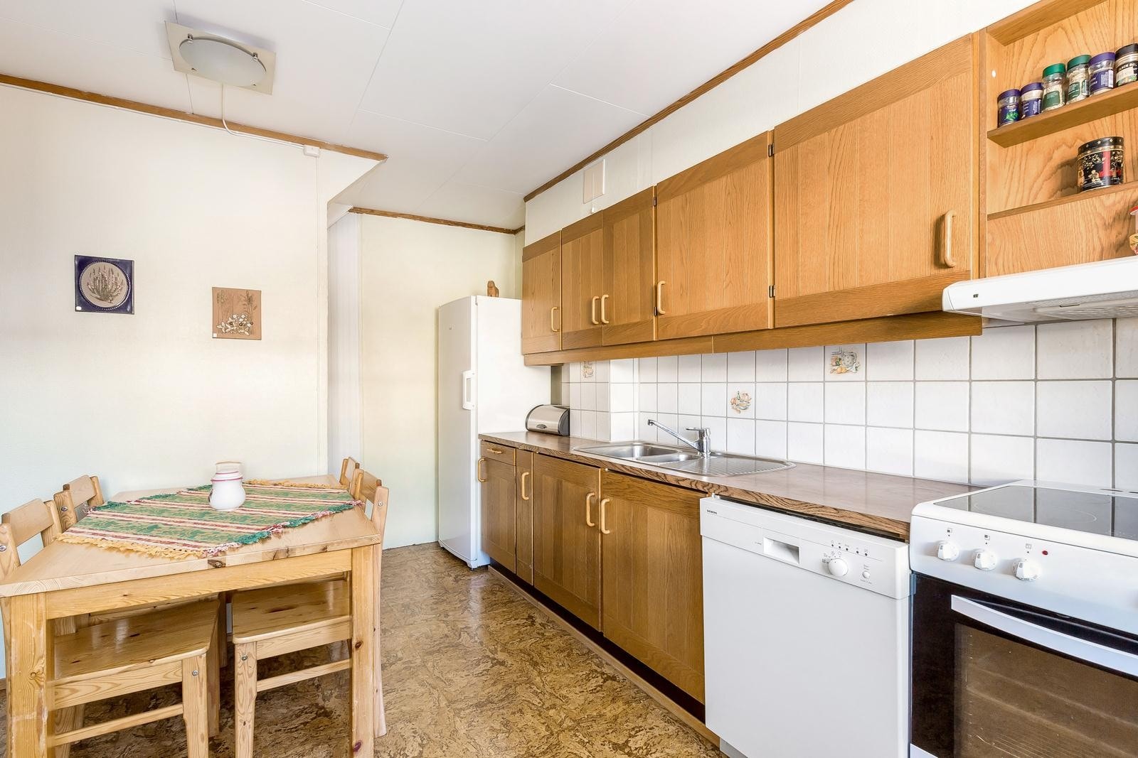 God benk og skapplass. Galleribilde