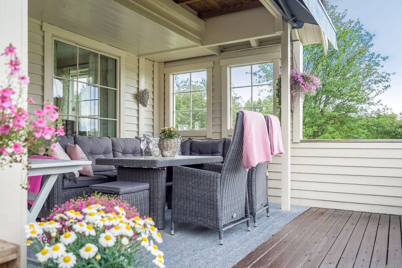 Overbygget terrasse. latest overbygd terrasse med trebjelker med ... Sorte belægningssten