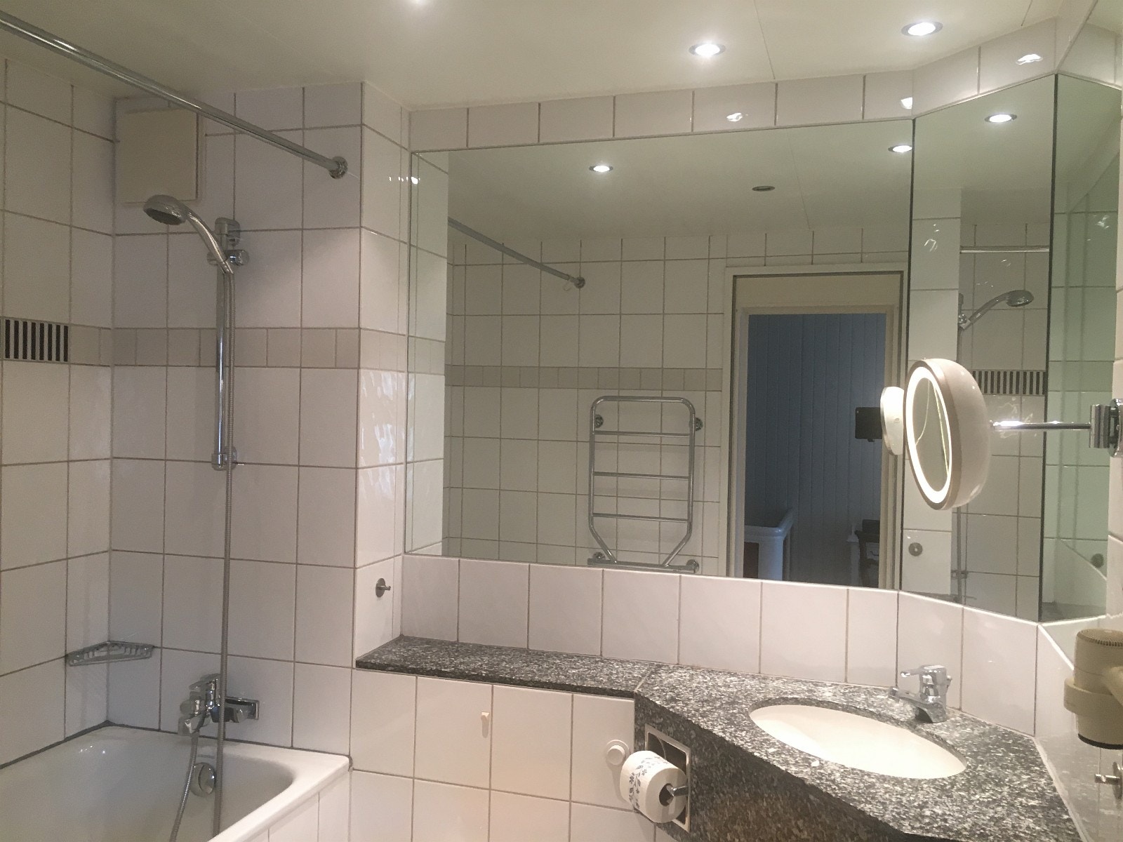 Bad med badekar med dusj Galleribilde