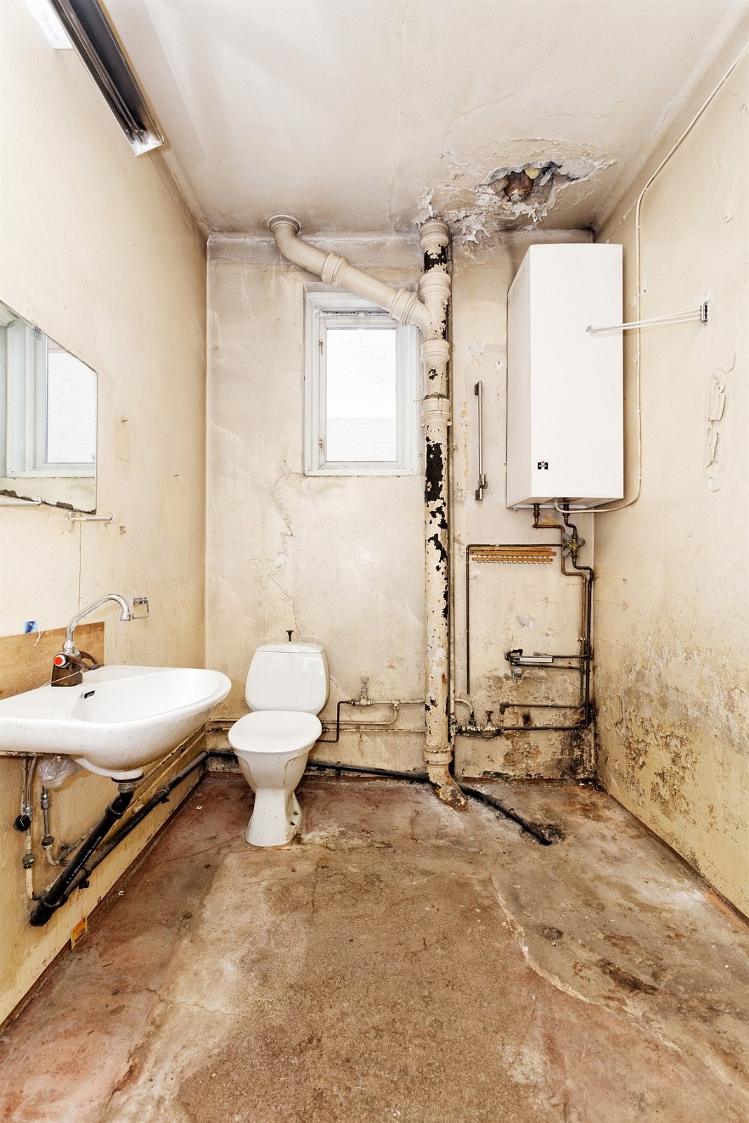 Fint med vindu badet, som vender mot bakråd. Oppgradering må påregnes Galleribilde