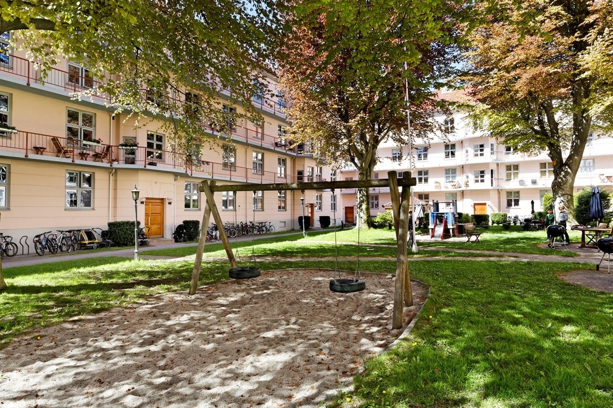 Lekeapparater i bakgård Galleribilde