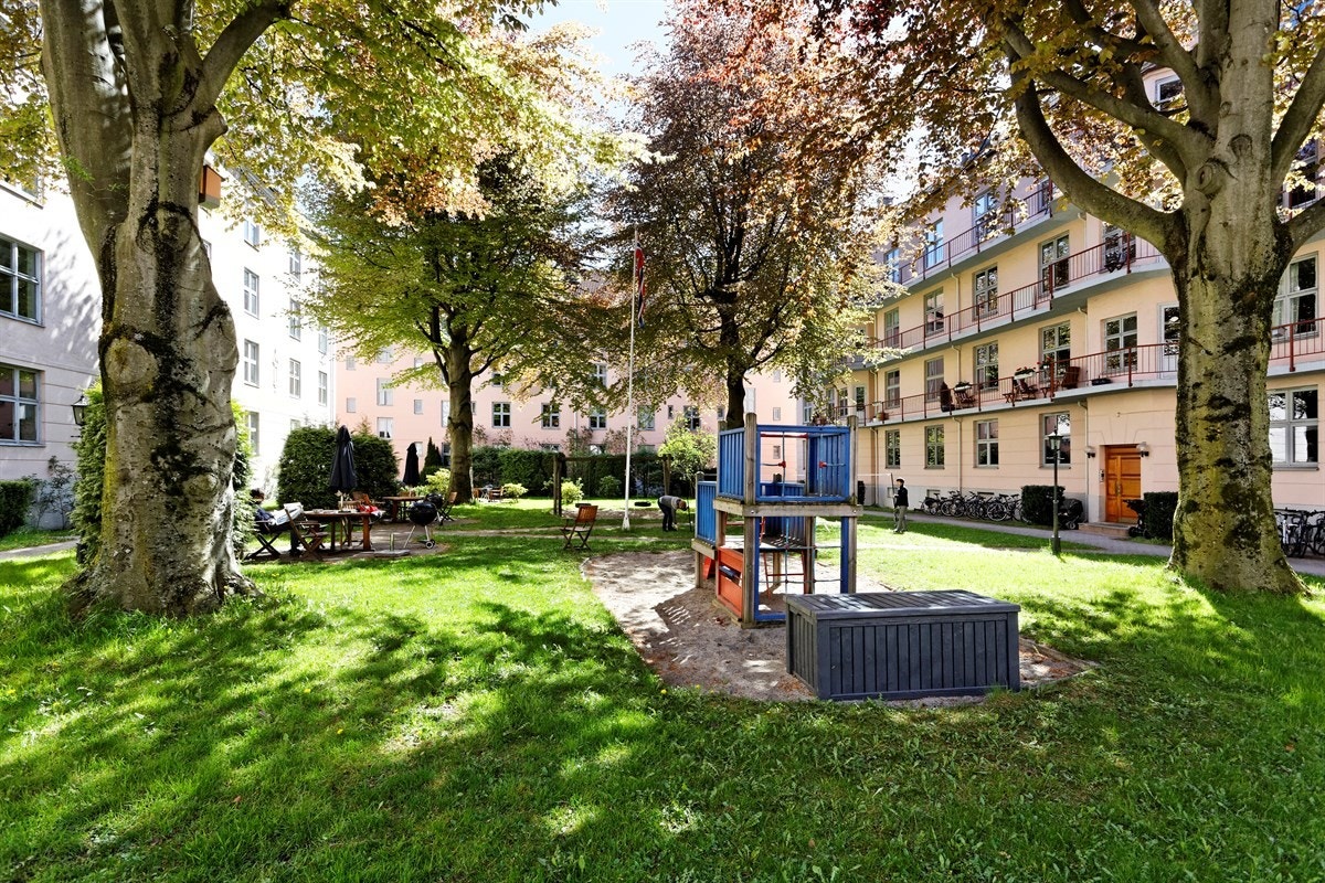 Parkmessig opparbeidet bakgård Galleribilde