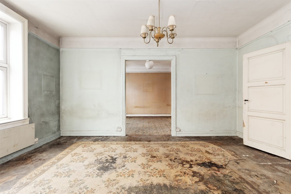 Leiligheten har mange vinduer, som gjør at den oppleves som meget lys Galleribilde