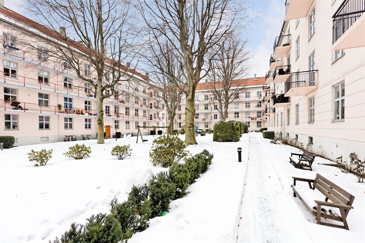 Bakgård vinter Galleribilde