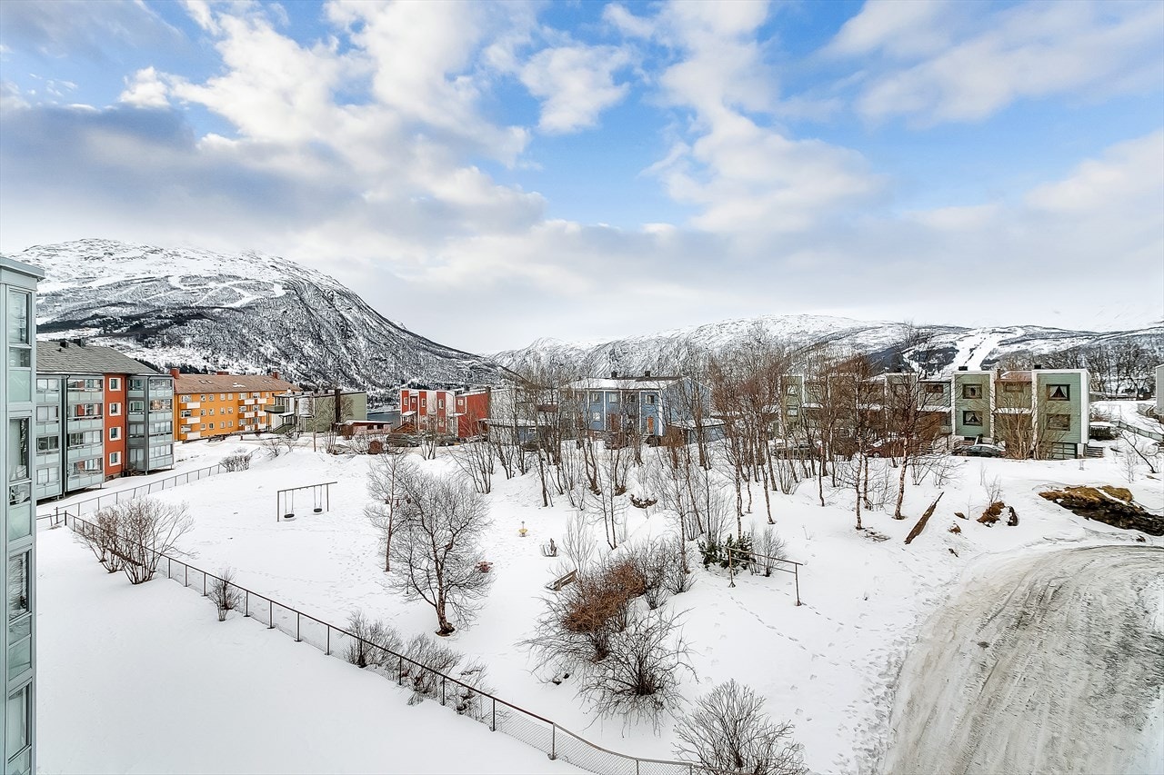 Balkong med utsikt mot Fagernesfjellet Galleribilde