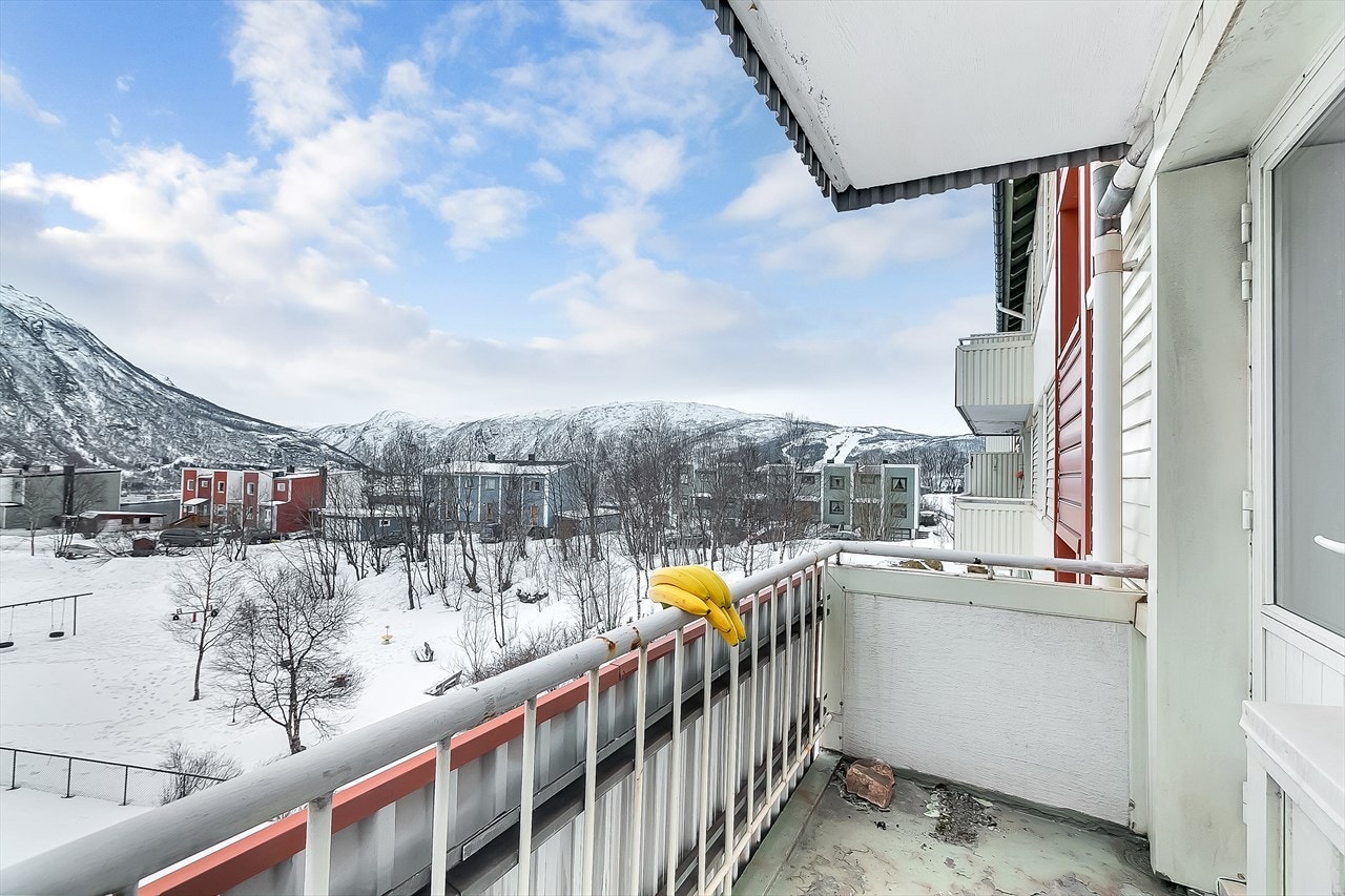 Balkong med utsikt mot Fagernesfjellet Galleribilde