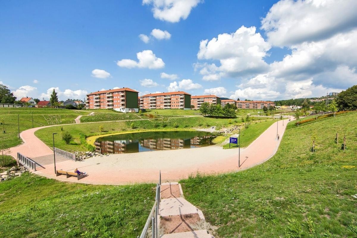 Bjerkedalen ligger en fin spasertur fra boligen med fine promenader, paviljong og sandstrand Galleribilde