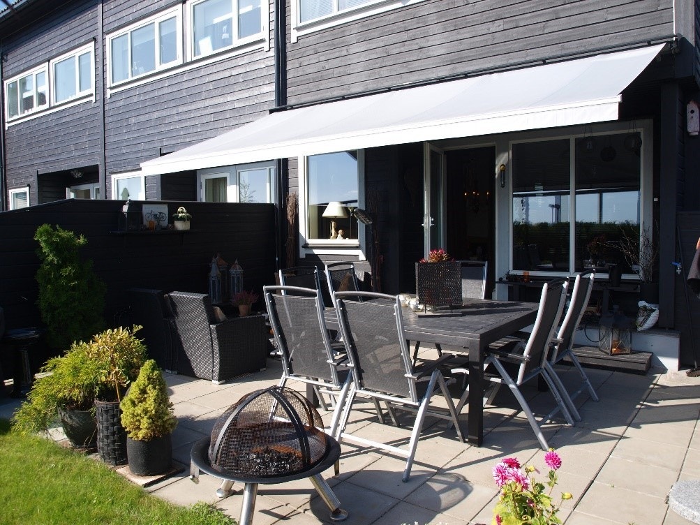 Sommerbilde fra terrassen/hagen tatt av selger Galleribilde