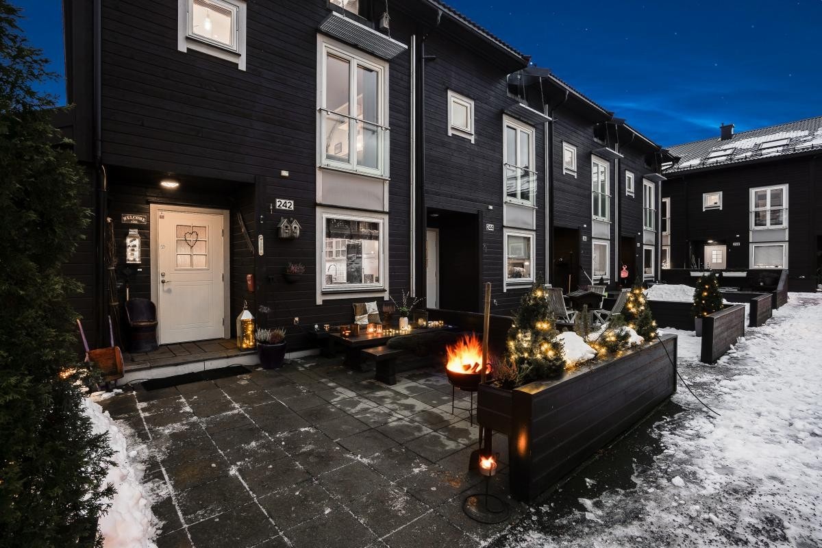 Ved inngangspartiet finner man en koselig markplatting med betongheller på ca. 12m² Galleribilde