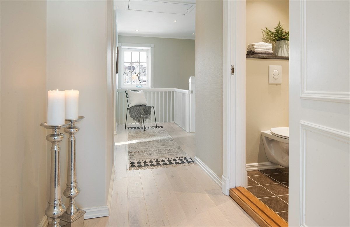 Romslig hovedbad i boligens 2. etasje Galleribilde