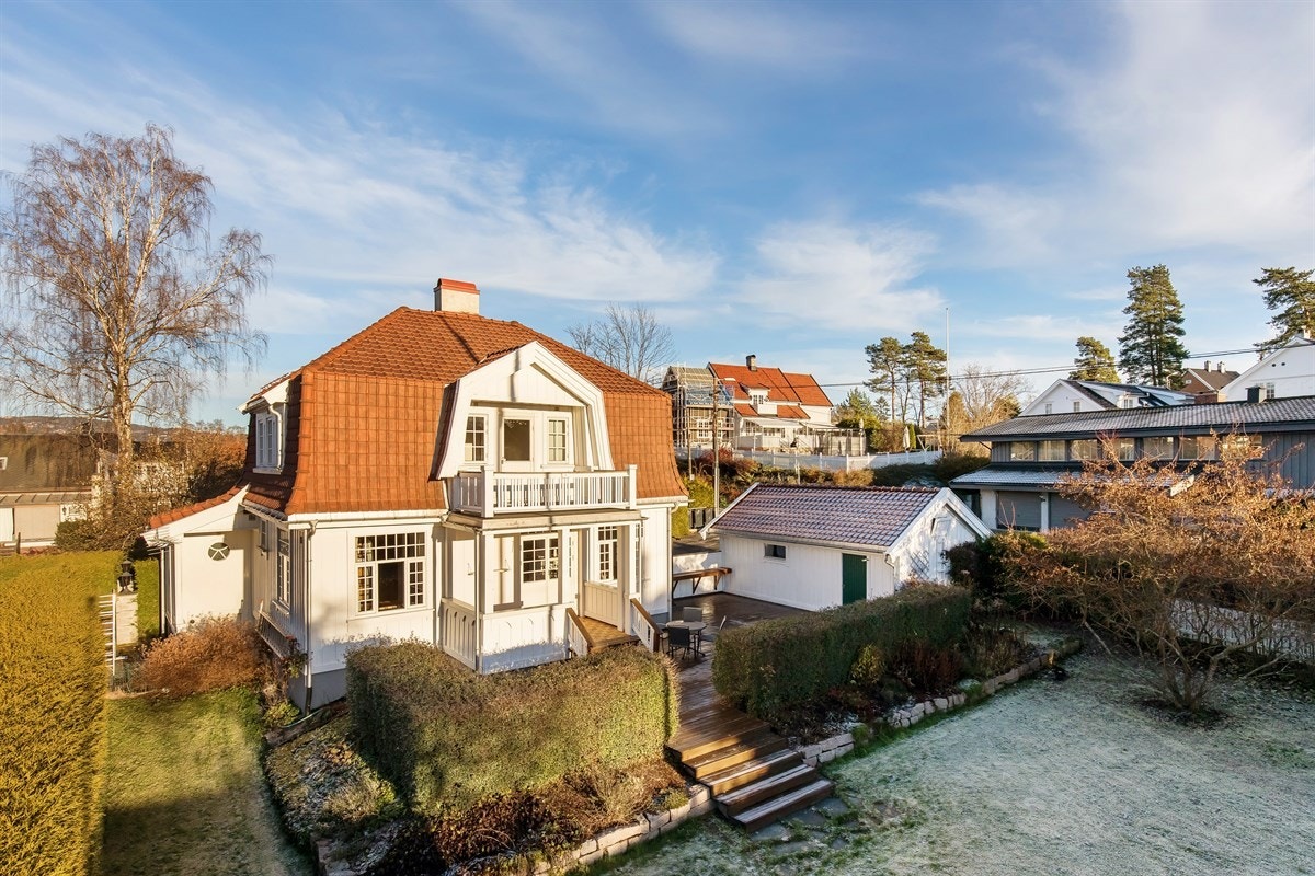 Eiendommen er beliggende i en enveiskjørt og lite trafikkert vei Galleribilde