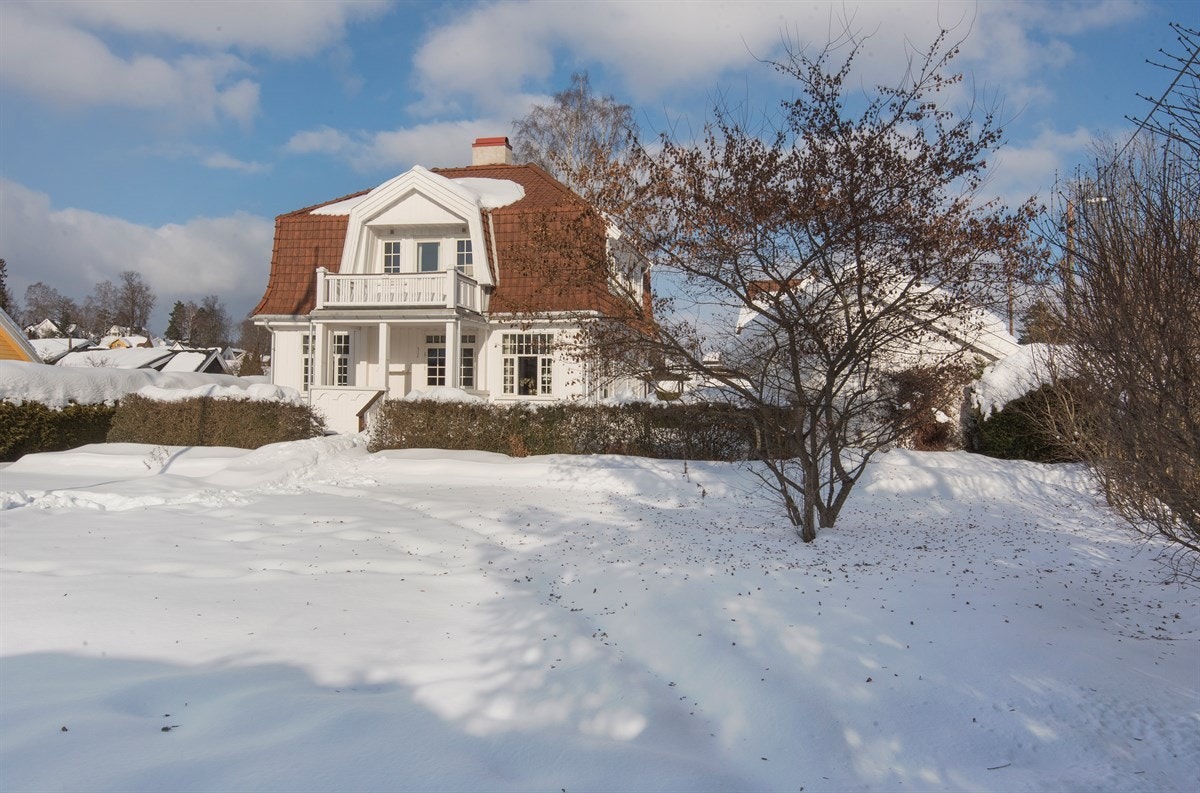 Eiendommen har en stor og meget solrik hage Galleribilde