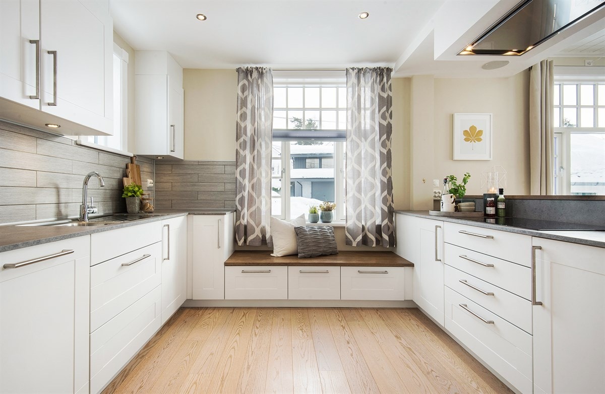 Kjøkkenet har godt med benk -og skapplass Galleribilde