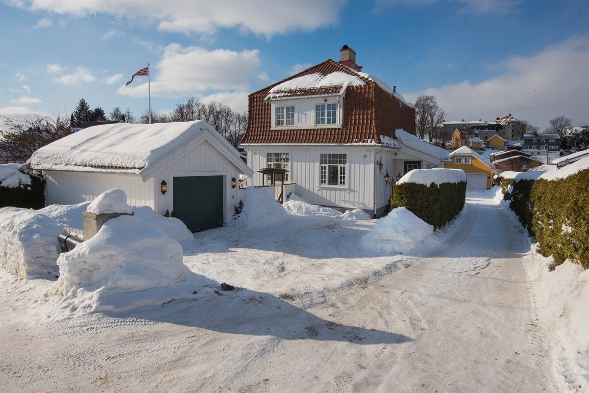Garasje med plass for en bil og lagring Galleribilde