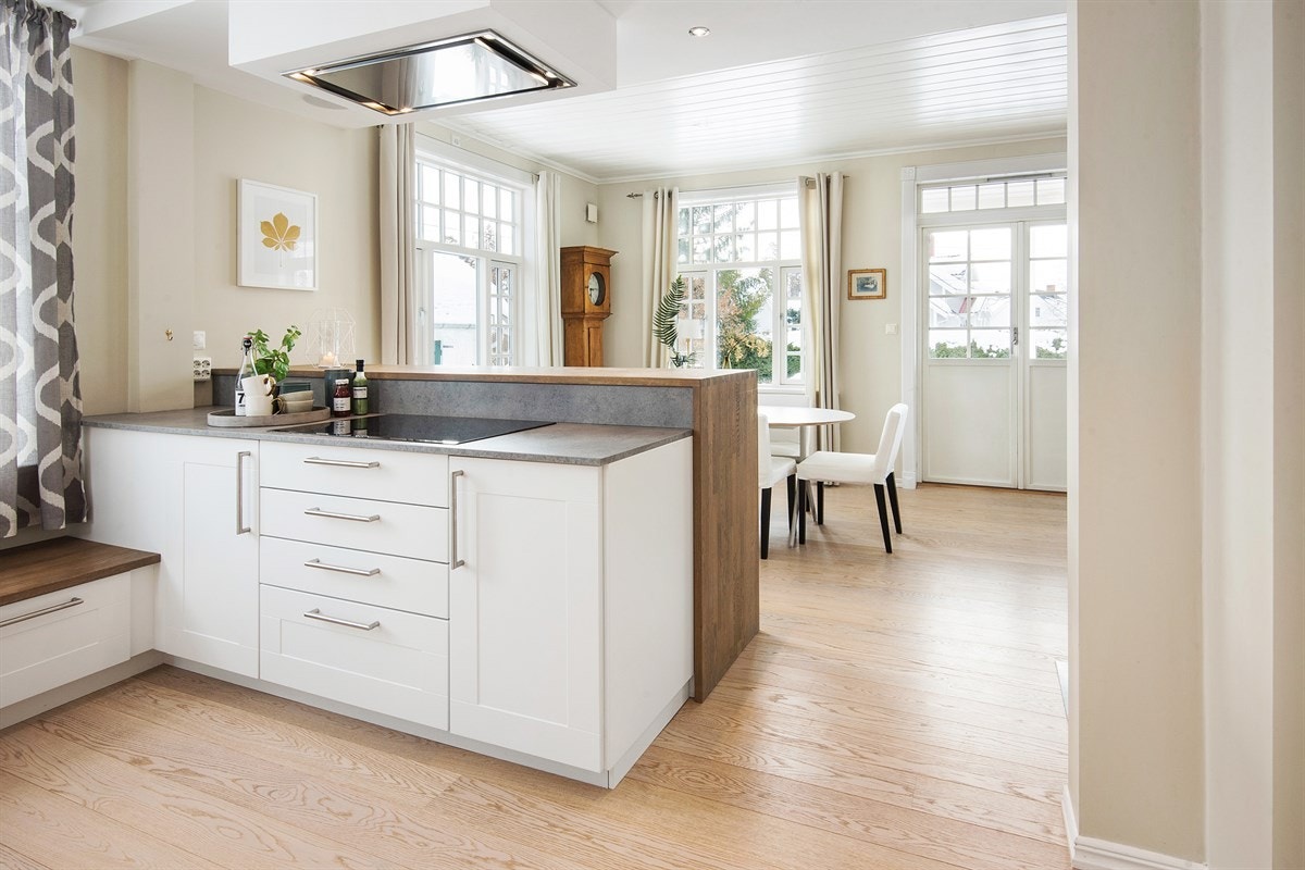 Himling med downlights og trådløst lydanlegg (tilsvarende SONOS) på kjøkken Galleribilde