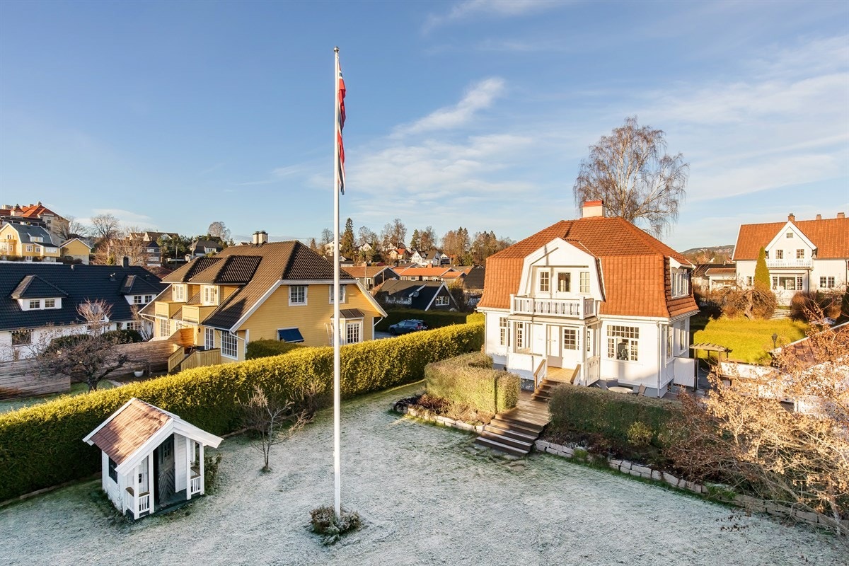 Pent opparbeidet hage med diverse beplantning Galleribilde