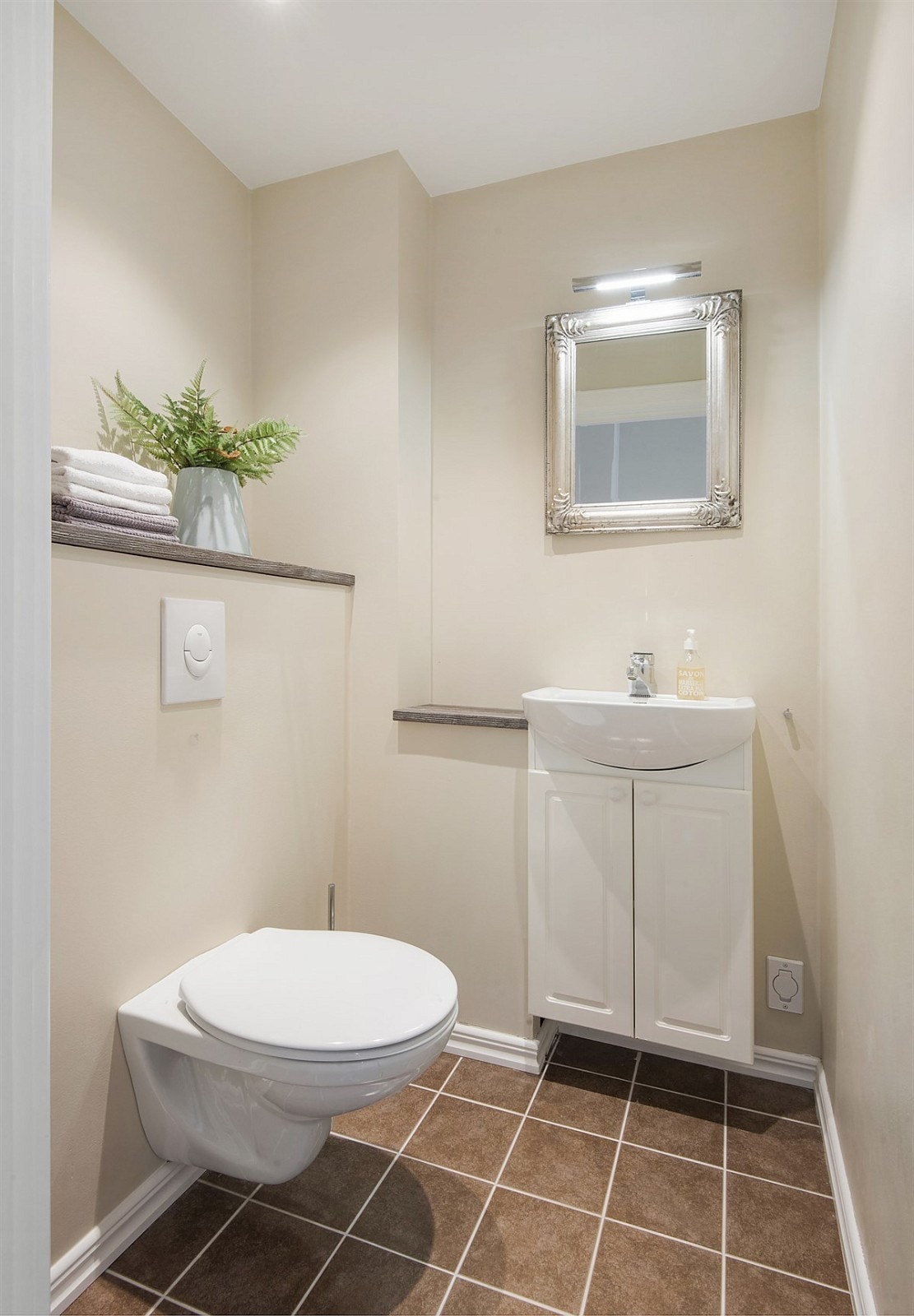 Separat toalett i 2.etg. innredet med vegghengt toalett og servantskap Galleribilde