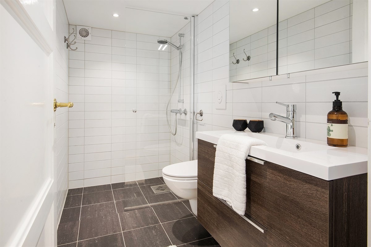 Lekkert baderom i u.etg. som ble pusset opp 2013/2014 Galleribilde