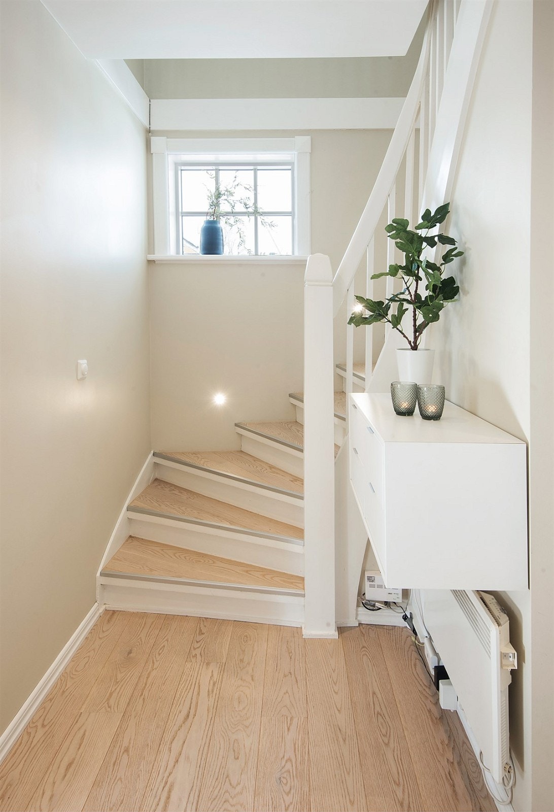 Trapp mellom 1. og 2. etasje med eikebelagte trinn Galleribilde