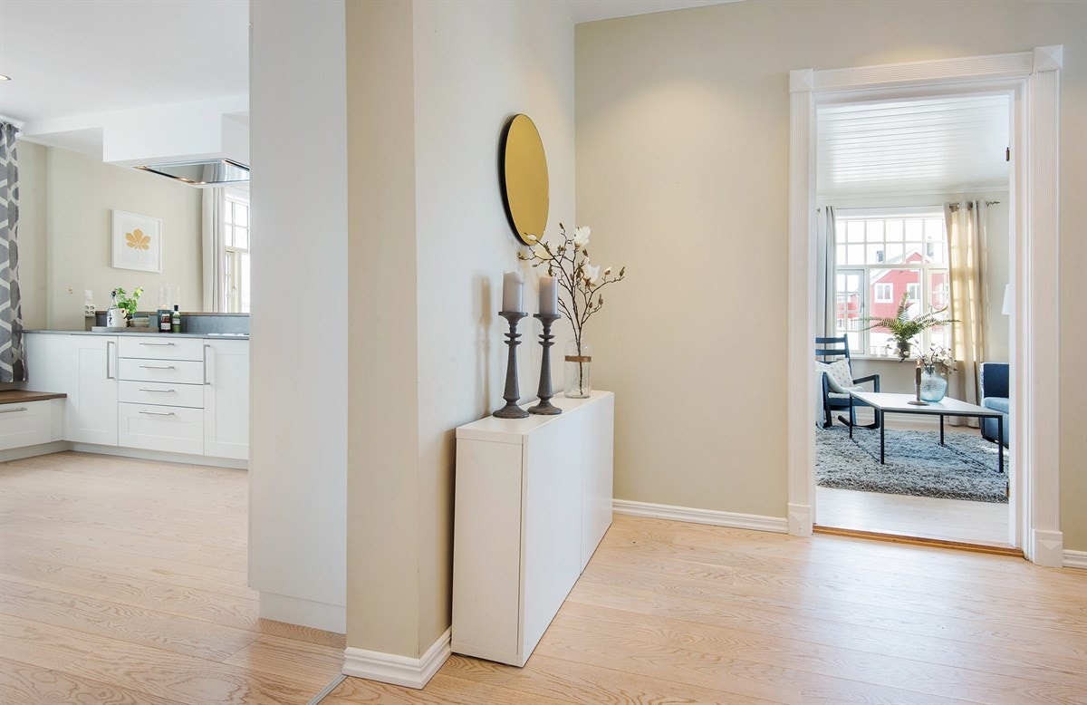 Fra hall mot kjøkken og stue Galleribilde