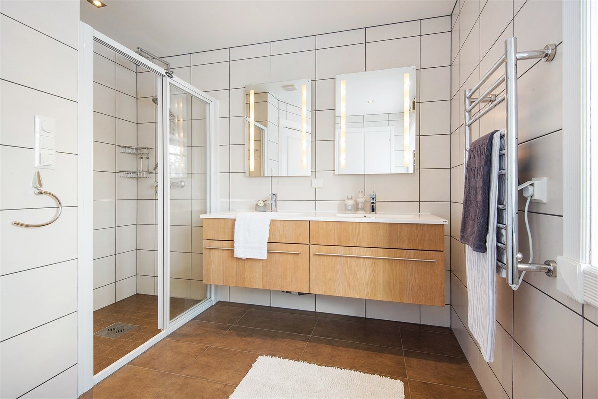 Delikat baderom med ekstra stor dusj, pusset opp 2008 Galleribilde