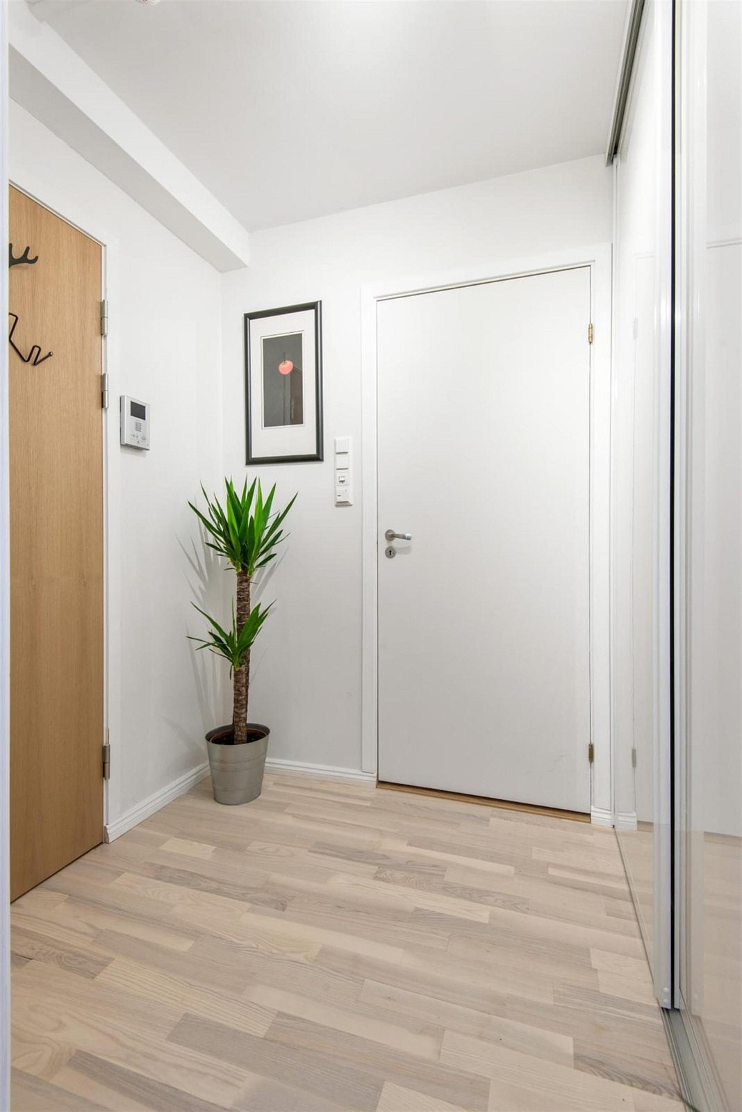 Velkommen inn. Lys og pen entré med adkomst til bad og stue. Galleribilde