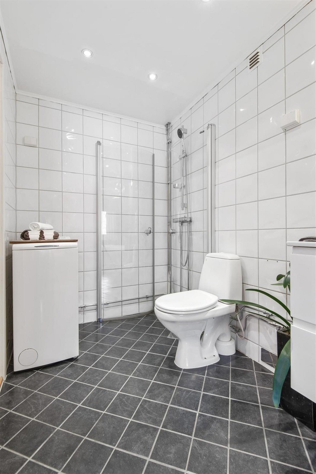 Pent, flislagt bad. Galleribilde