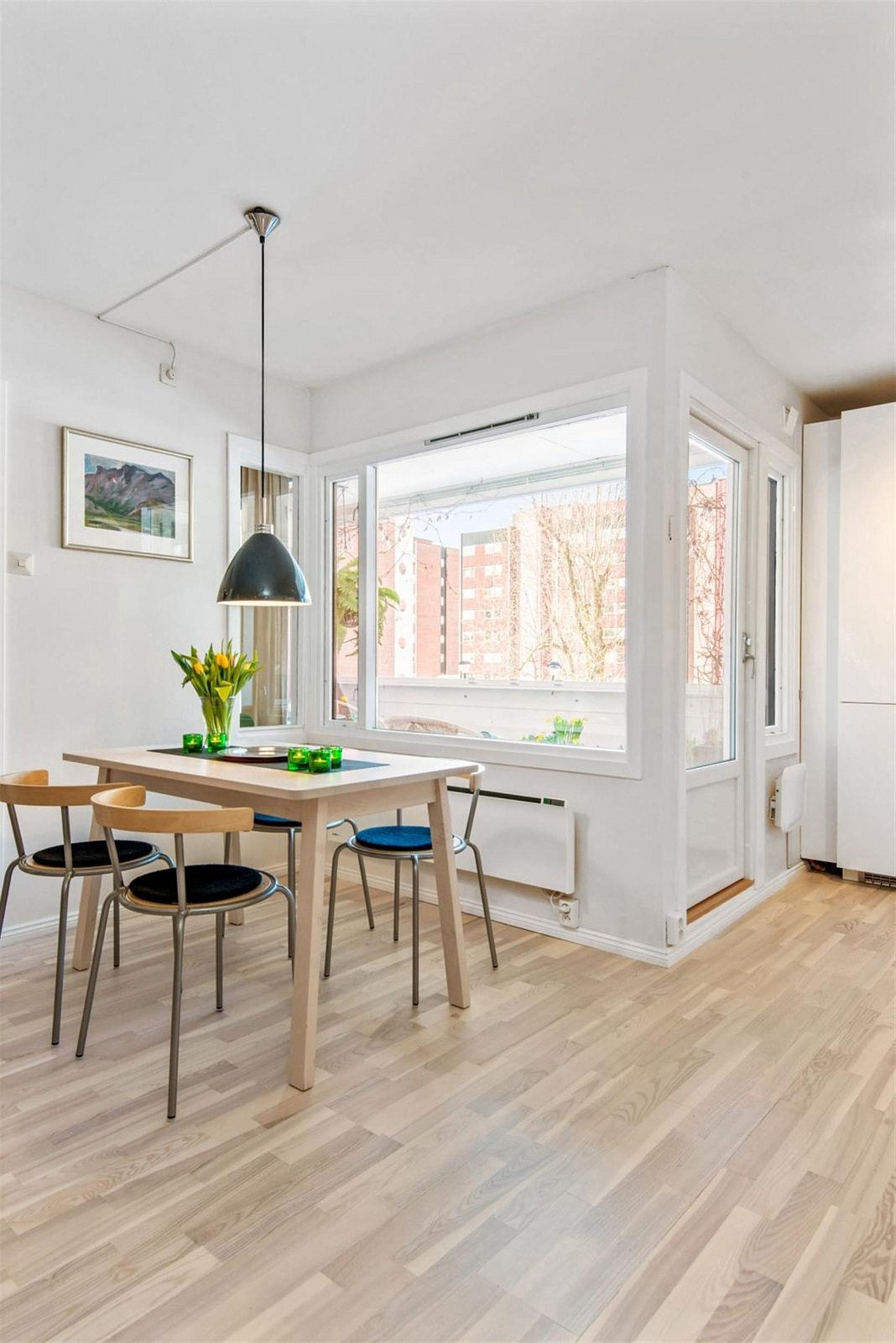 God plass til spisegruppe ved vinduet. Galleribilde