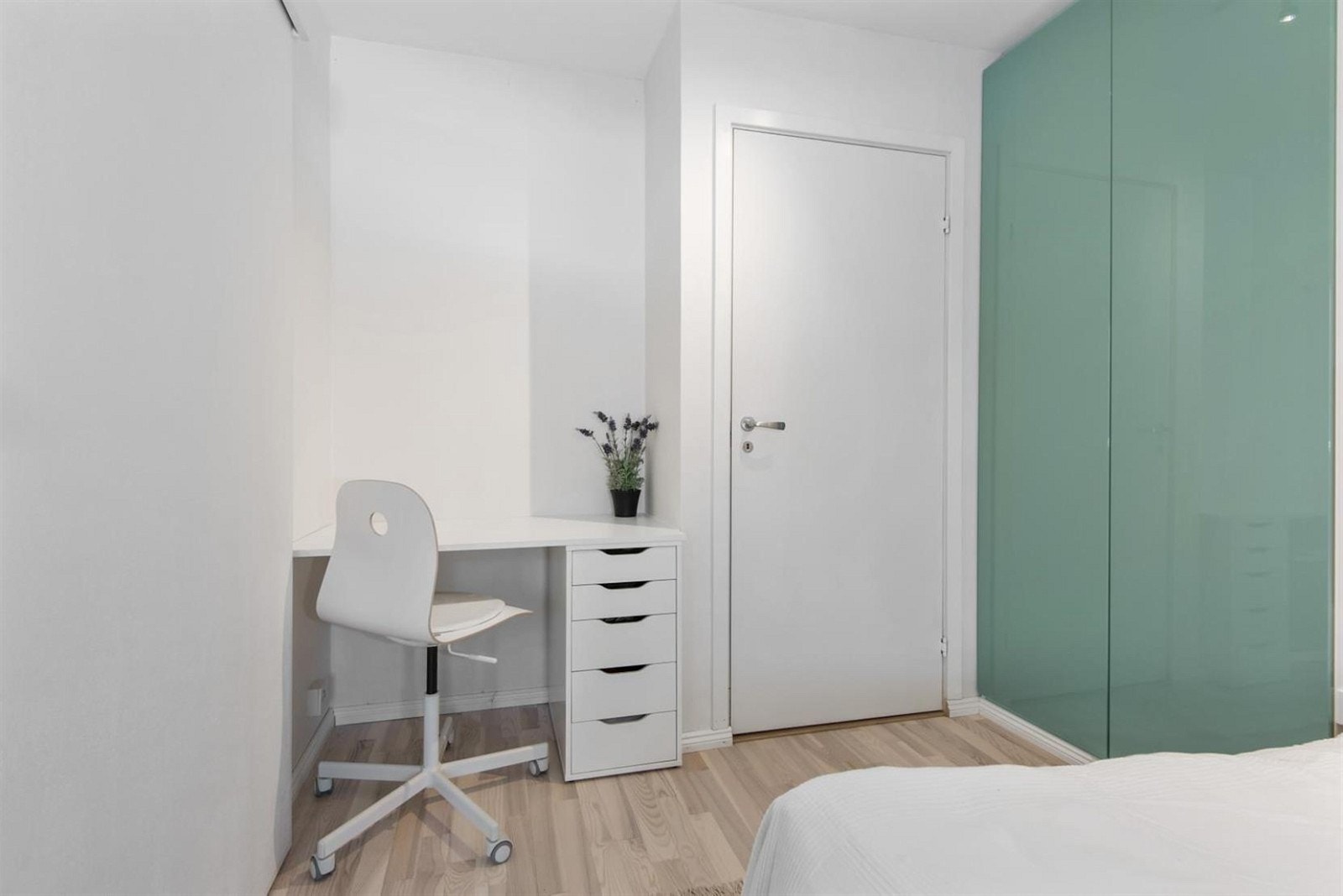 Direkte adkomst til badet fra soverommet og plass til skrivebord eller annet møblement. Galleribilde