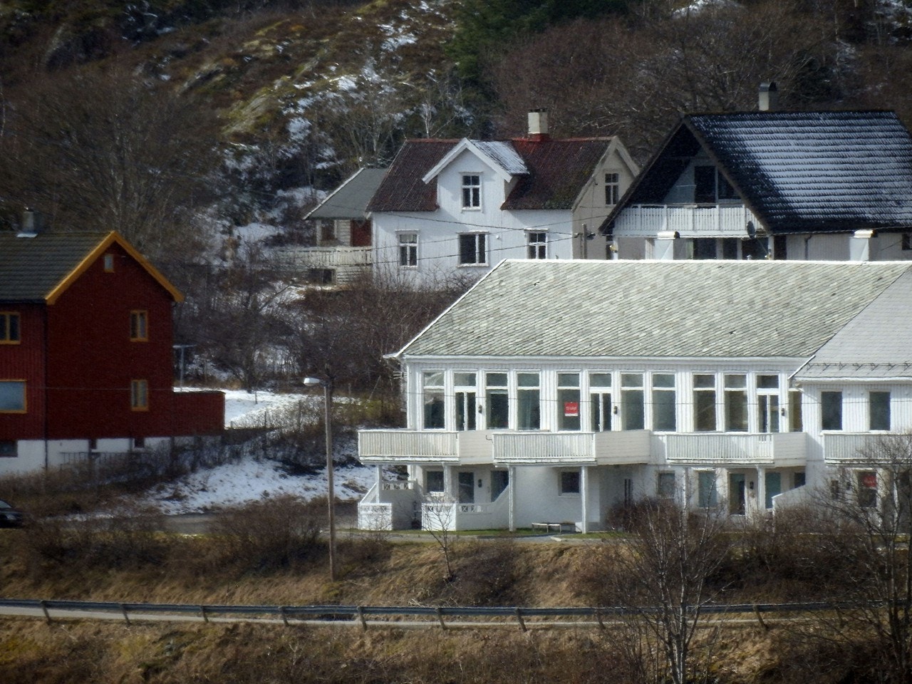 Fasade mars 2018 - Gamle Stokkøy skole i front Galleribilde