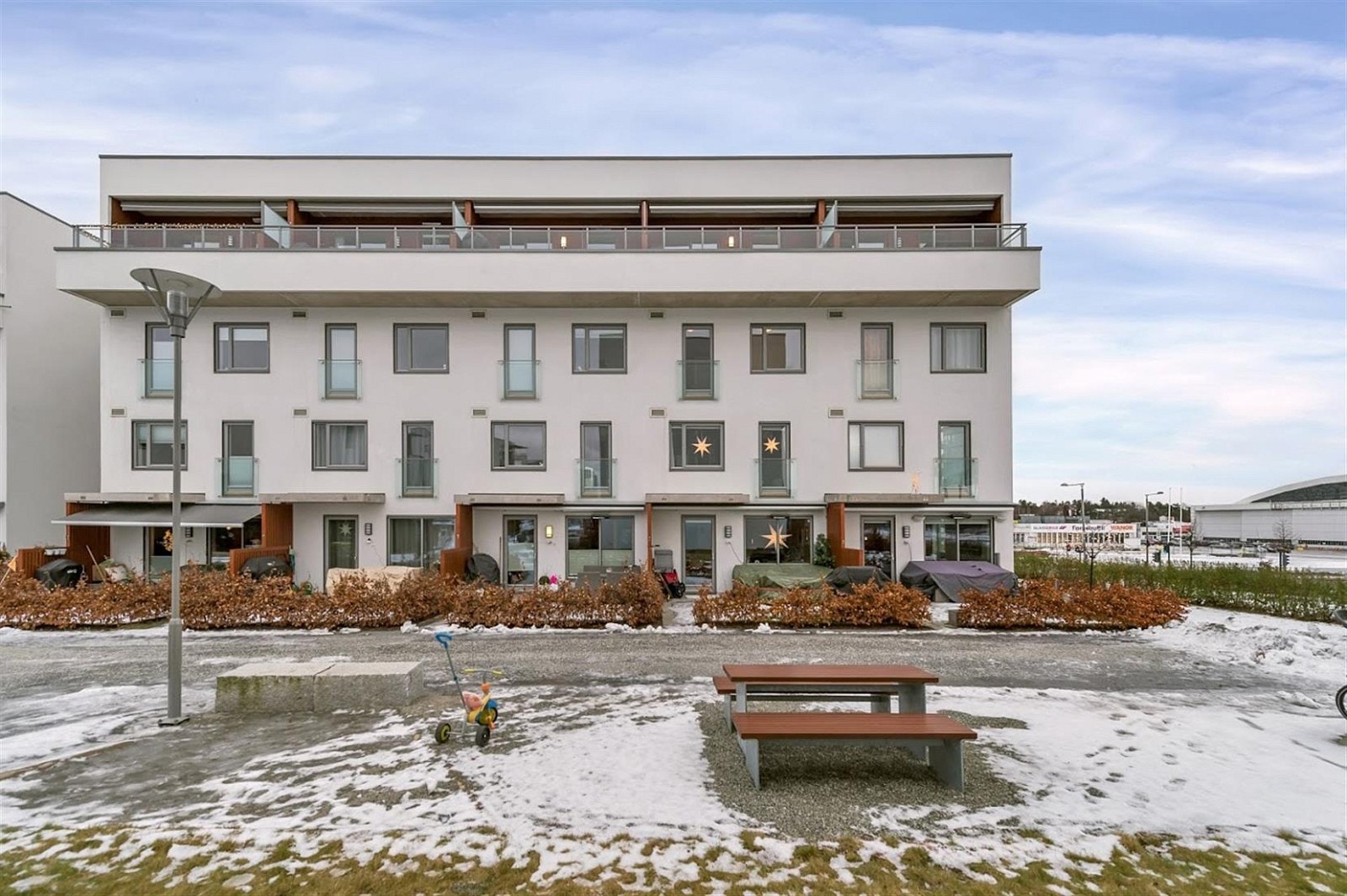 Boligen ligger som nr. 2 fra høyre, går over to plan, 3. og 4. etasje med inngang fra svalgang i 4.etasje. Galleribilde