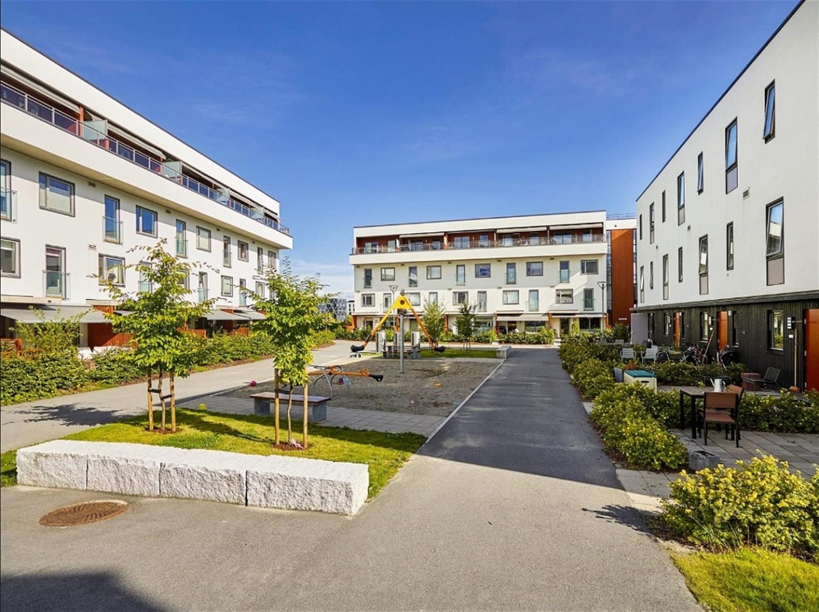 Hagebyen er et veldrevet sameie med flere lekeplasser, sittegrupper og utegrill. Umiddelbar nærhet til kjøpesenter, kollektivtransport, barnehage og skole. Galleribilde