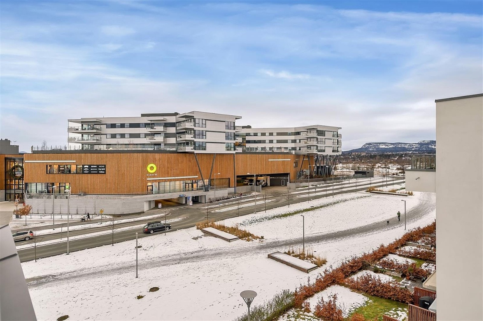 Fornebu S ligger som en av de nærmeste naboene, ett minutts gange til "alt" av servicetilbud, restauranter og Elixia. Galleribilde